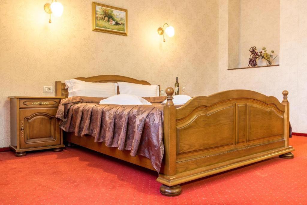Hotel Ferdinand Хацег Экстерьер фото